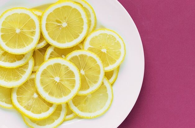Zitrone enthält Vitamin C, das ein Potenzverstärker ist. 