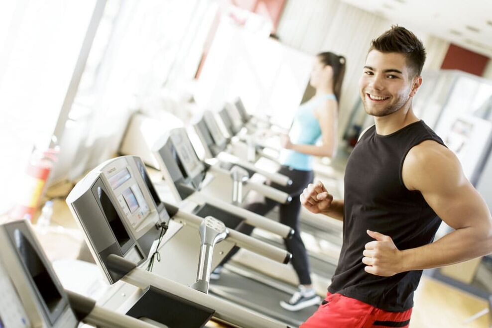 Herz-Kreislauf-Übungen helfen einem Mann, seine Blutzirkulation zu beschleunigen. 