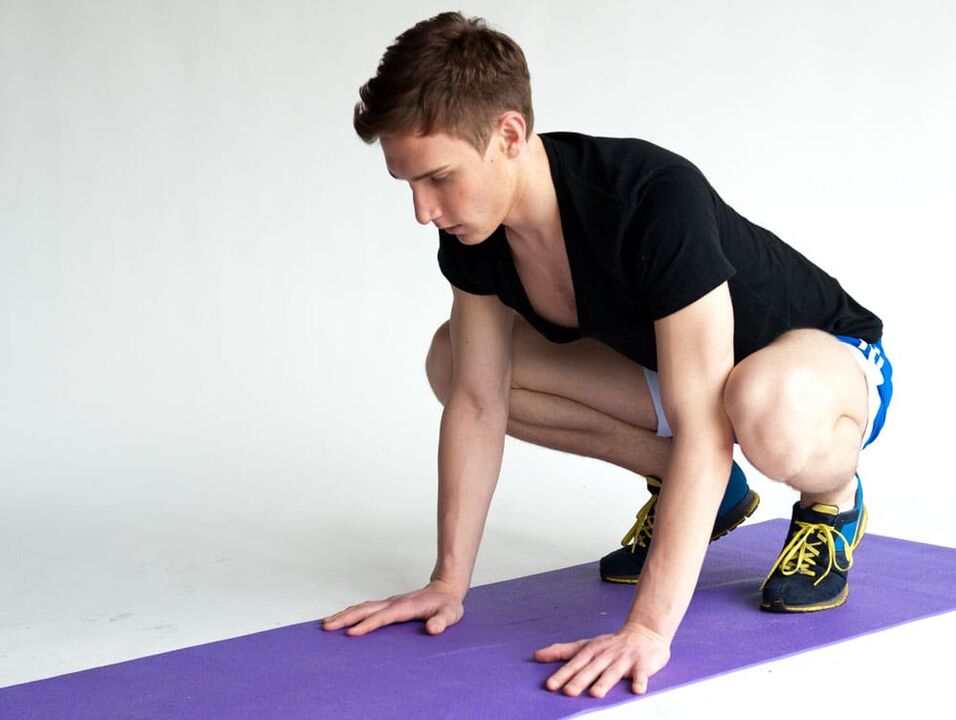 Rana-Übung, um die Muskeln der Beckenregion eines Mannes zu trainieren. 